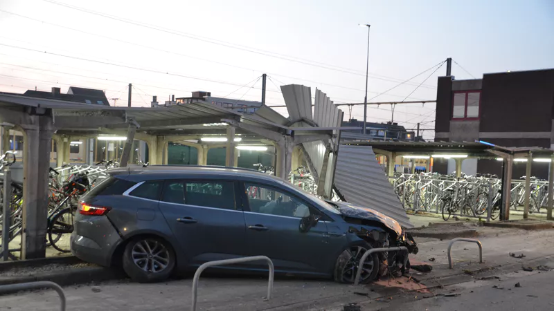 Auto rijdt fietsenstalling binnen in Zottegem